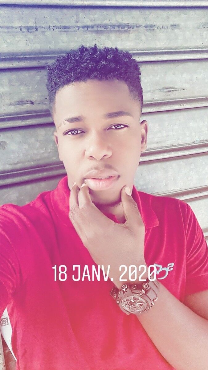  19001976  Junior, 32 ,    