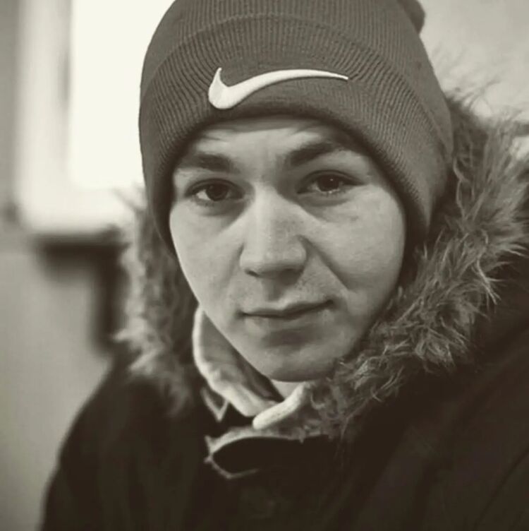  33186506  Konstantin, 32 ,    