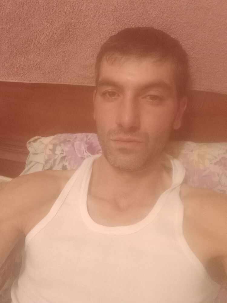  47067426  Hayk, 38 ,    