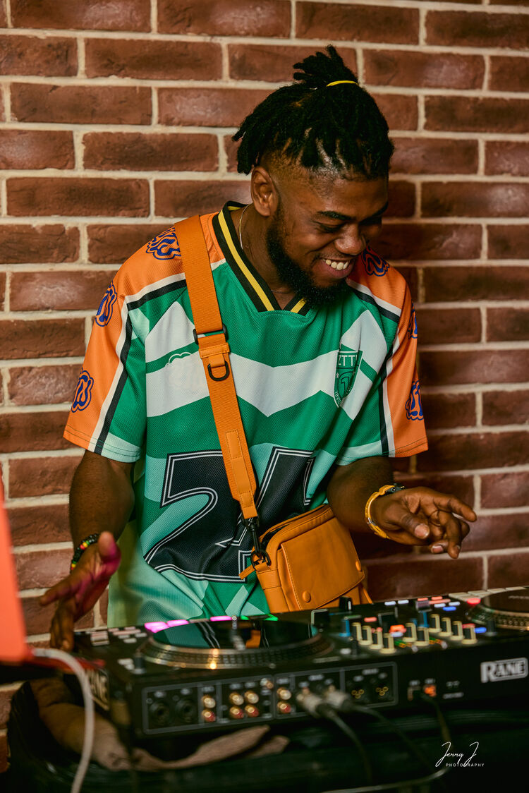  53582046  Dj Benefit, 31 ,    