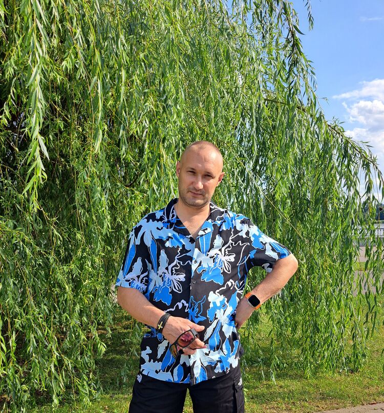  53183336  Andrei, 44 ,    