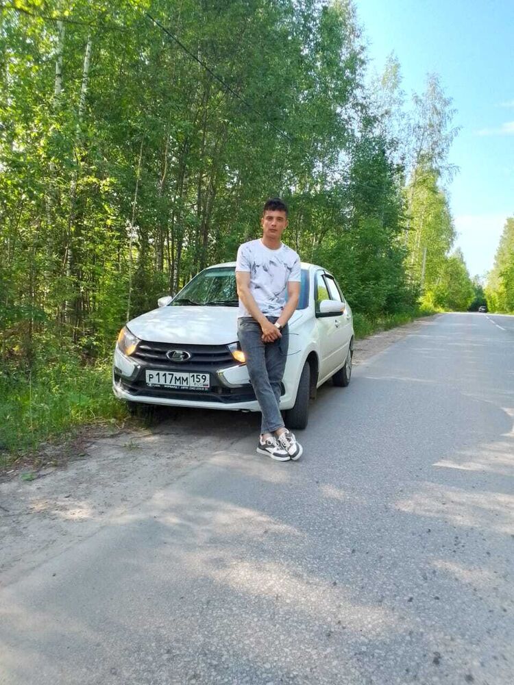  46134866  Mert, 24 ,    