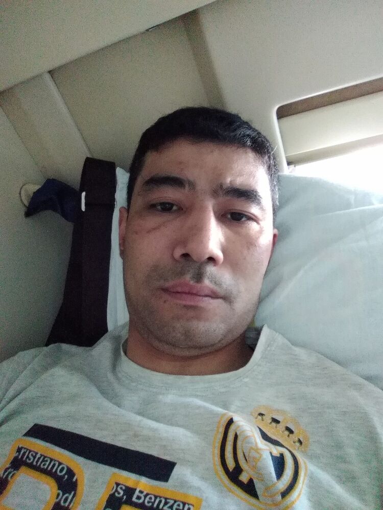  15568766  Artur, 42 ,     