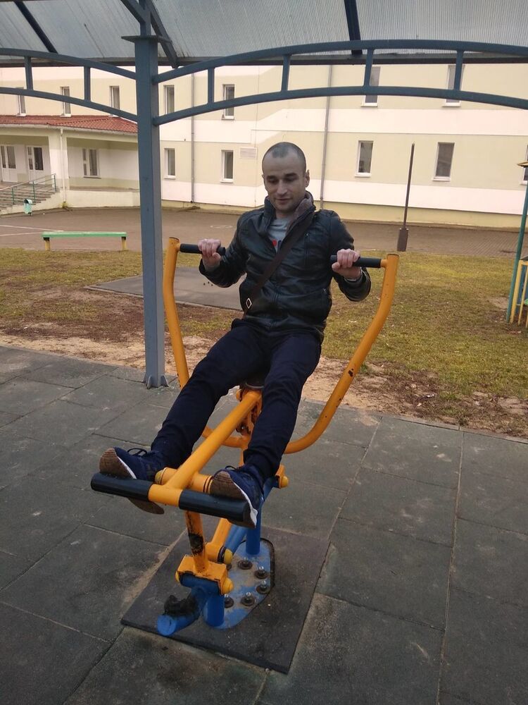  19443986  Viktor, 37 ,    