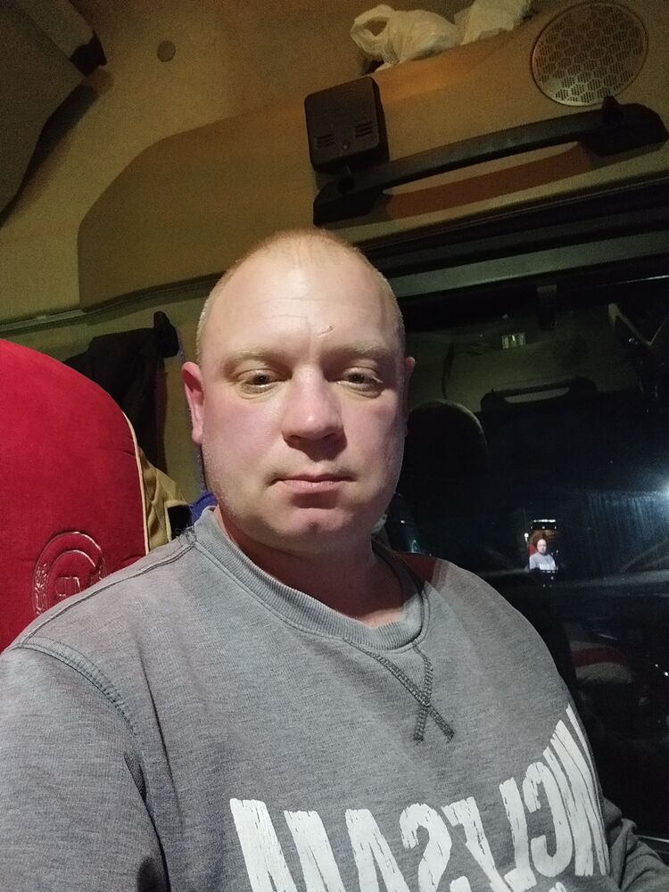  42979696  Nikolai, 42 ,    