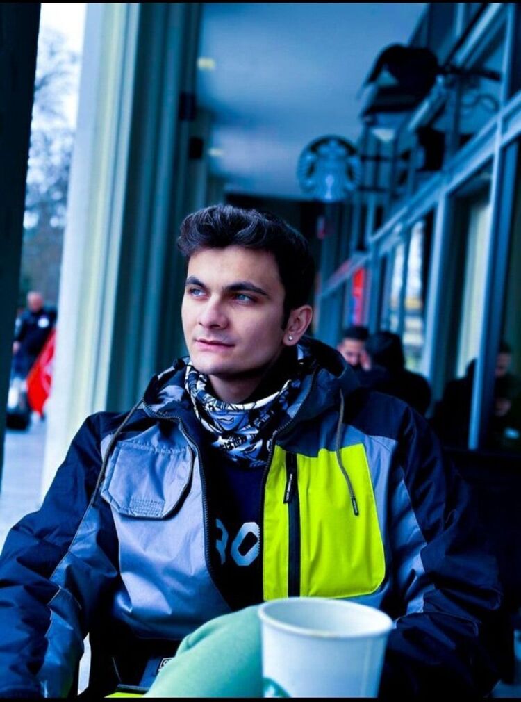  47206116  Burakcan, 25 ,    