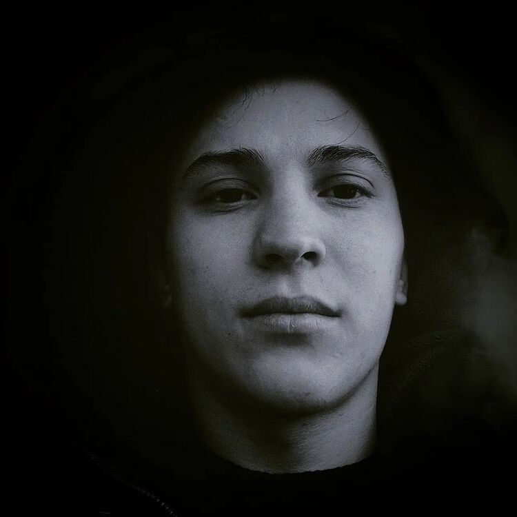  27041276  Stanislav, 25 ,    