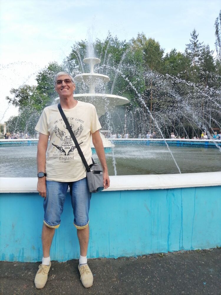  43980186  Anton, 42 ,     