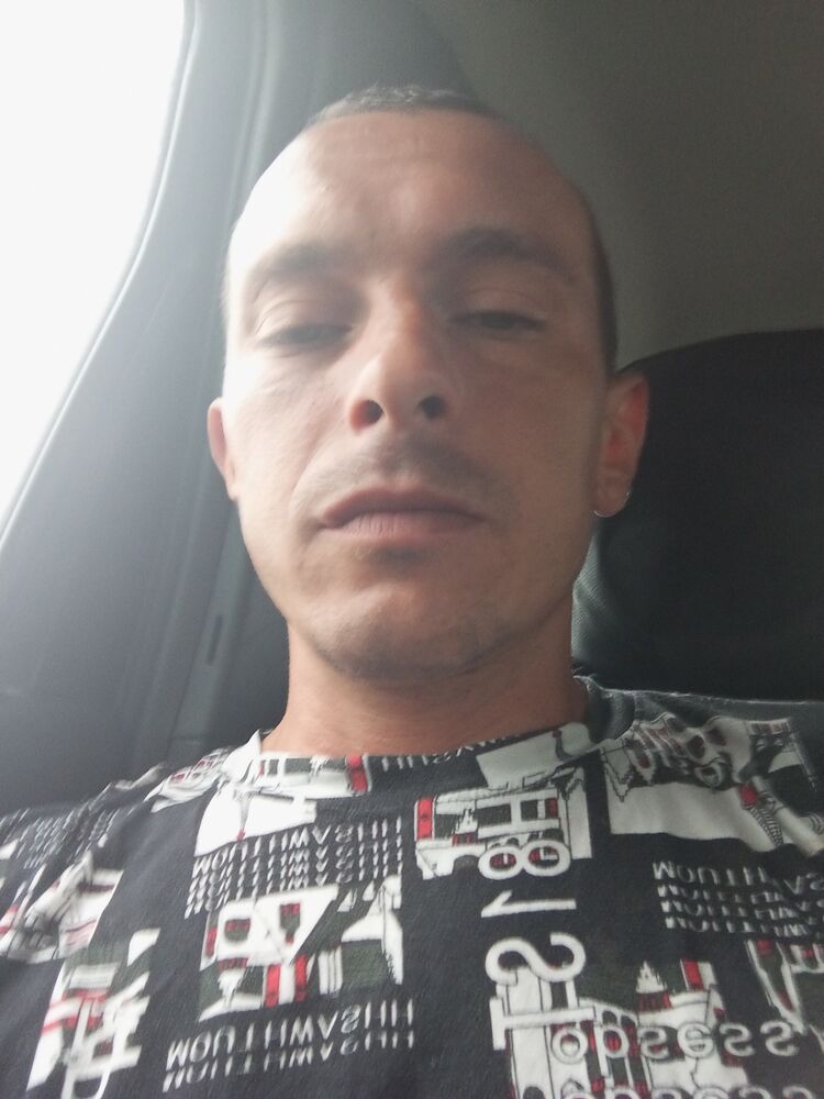  44326536  Erik, 31 ,    