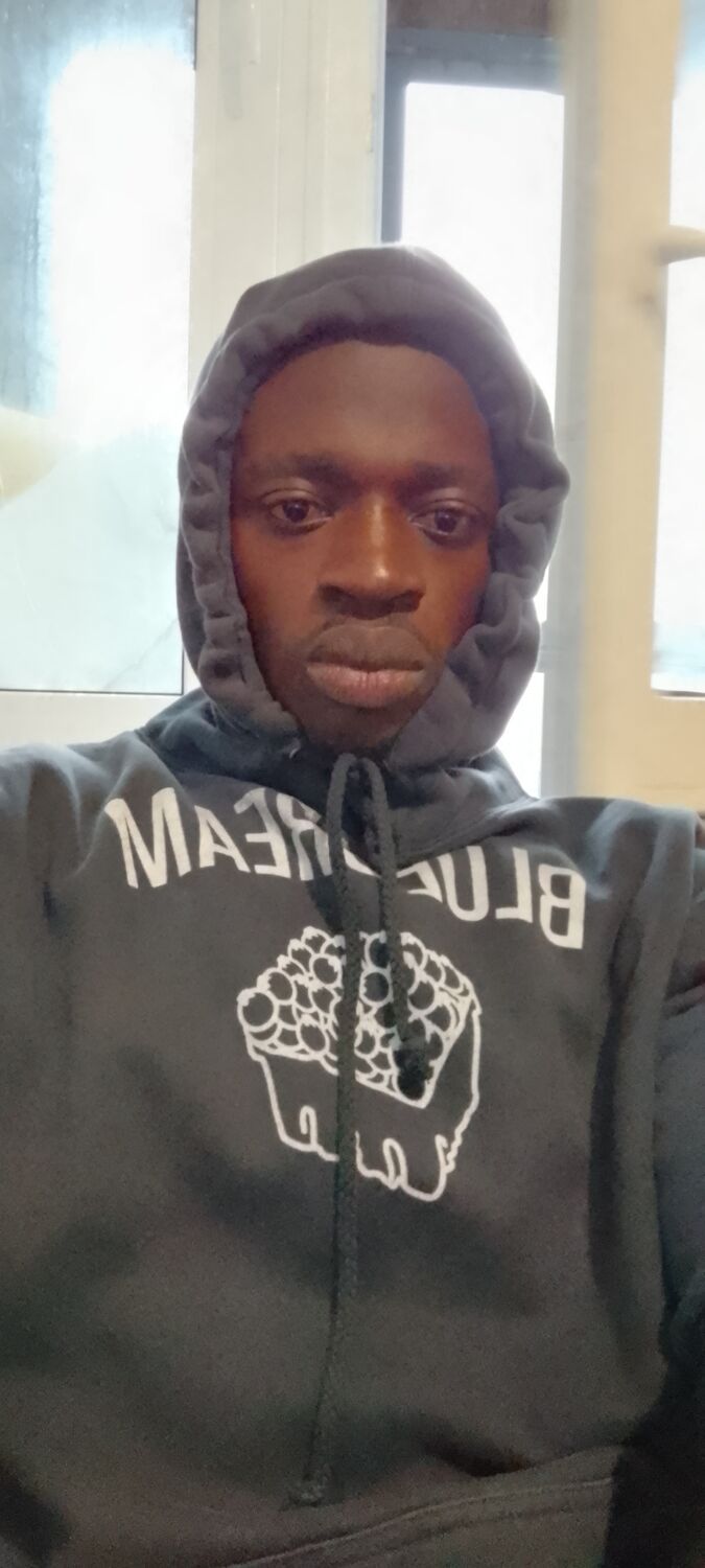  39058776  Yannick, 28 ,    