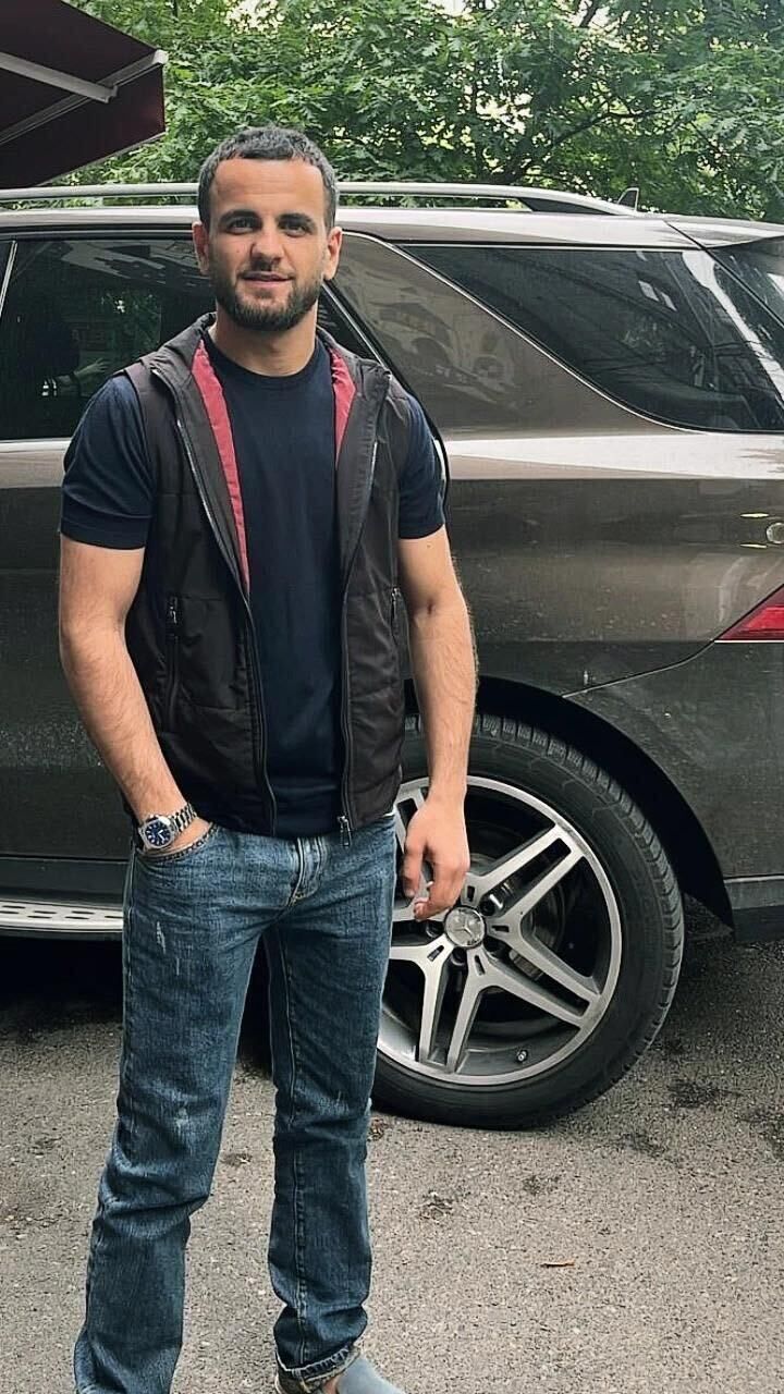  54524896  Vahe, 29 ,    