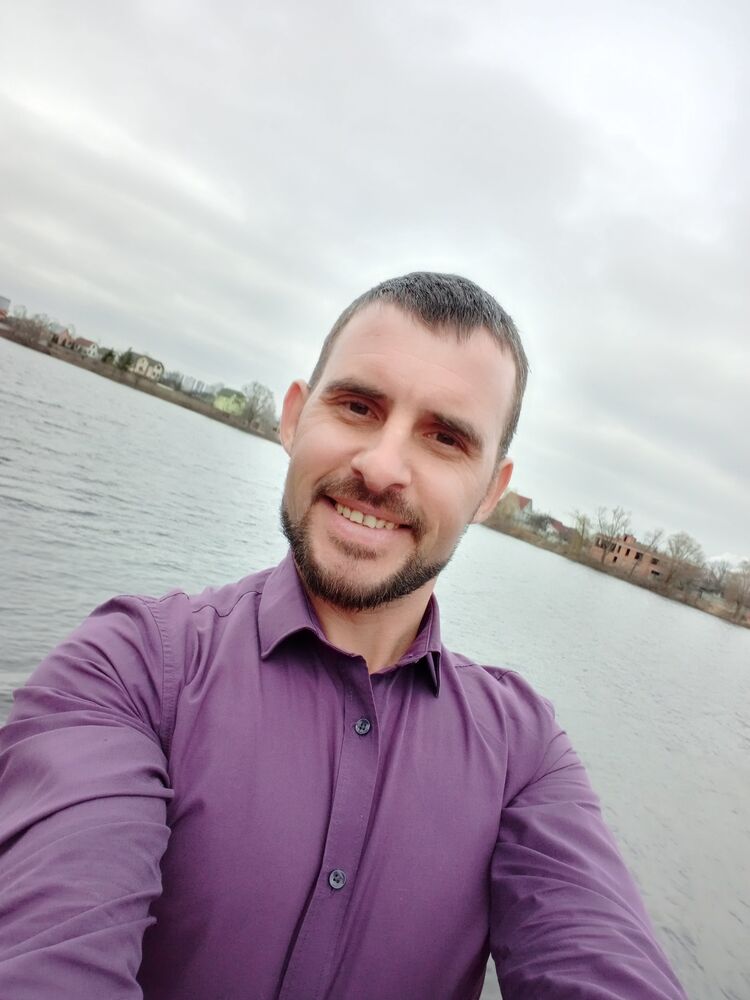  33677896  Leonid, 37 ,    