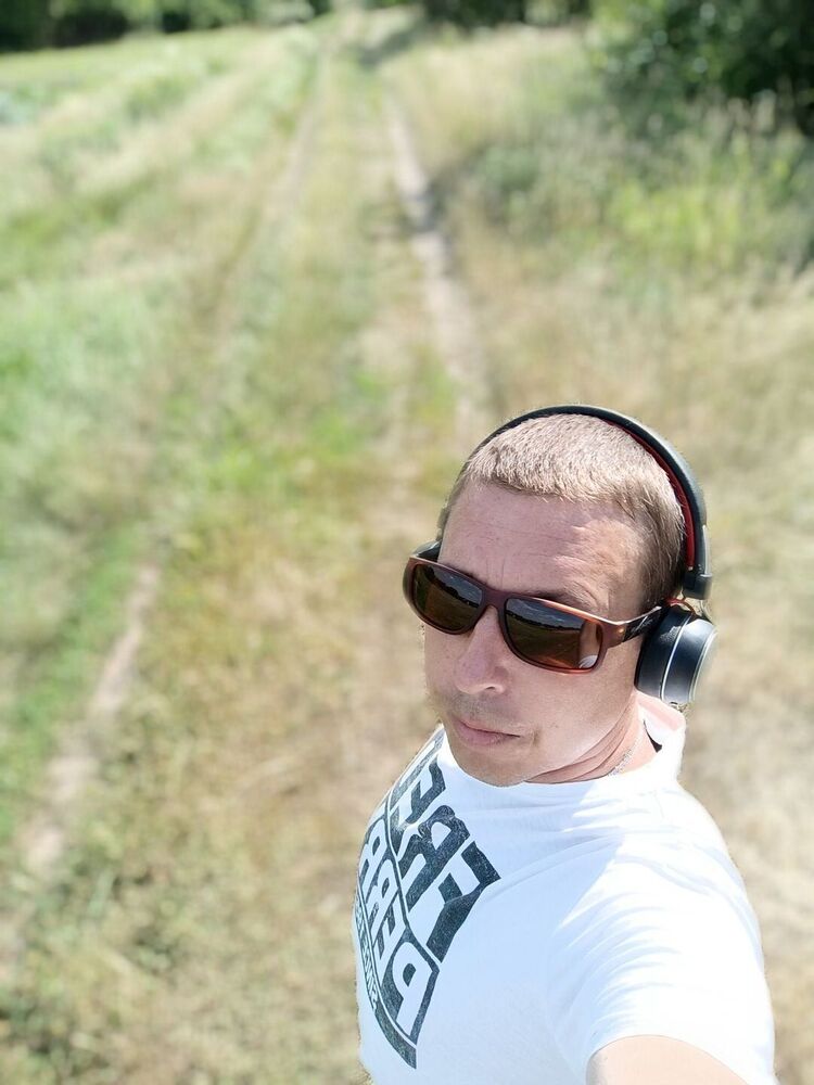  30774286  Maks, 44 ,    