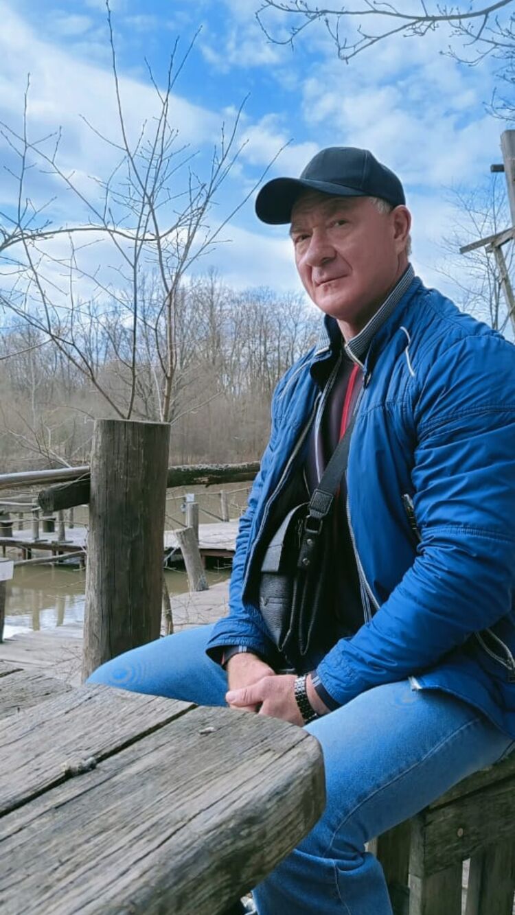  48664226  Igor, 53 ,    
