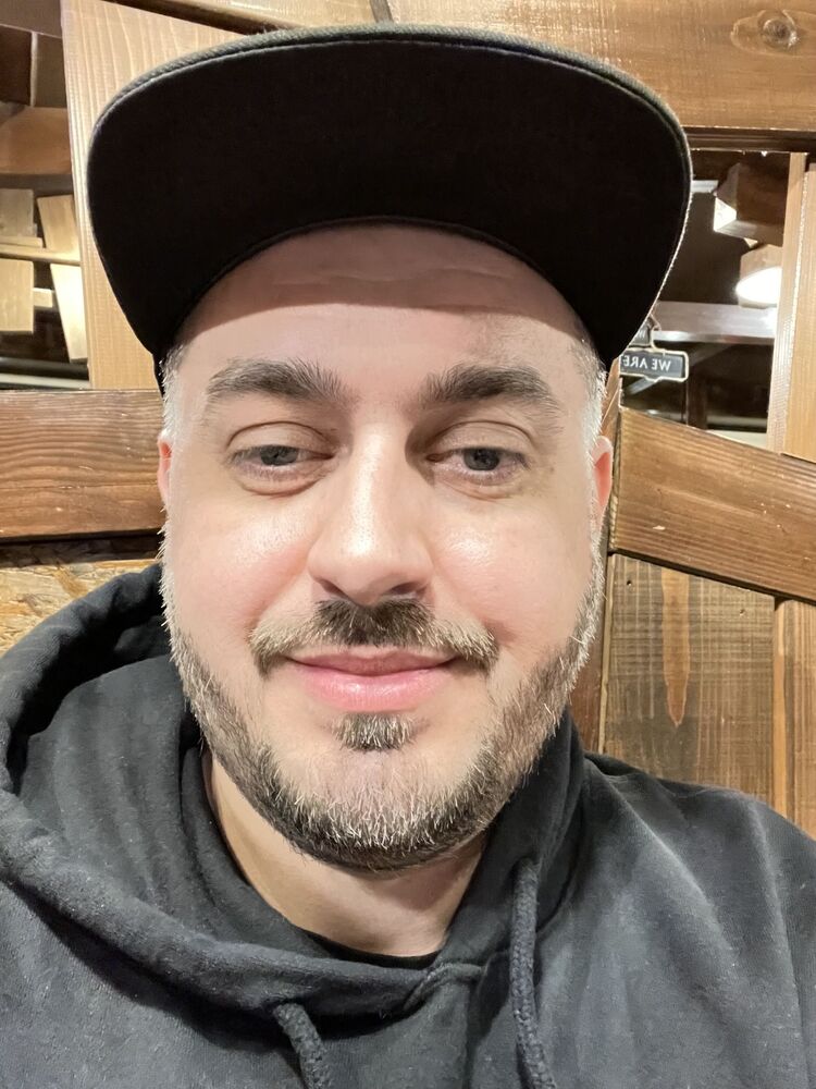  -,   Luis, 43 ,     , c 
