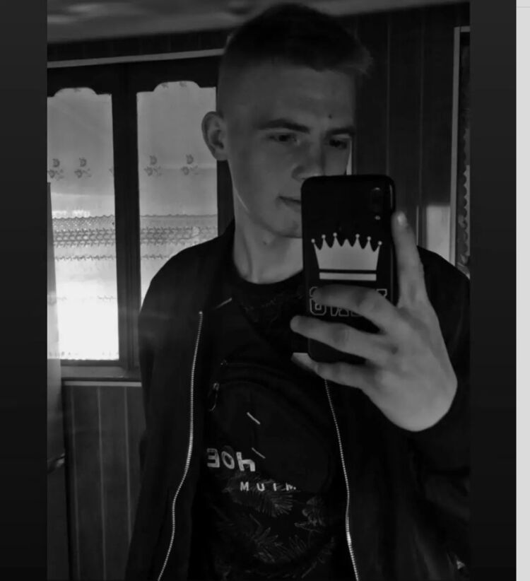  47661756  Kristian, 21 ,    