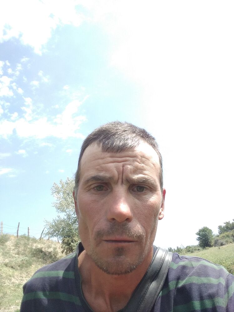  36735056  Andrei, 40 ,    -