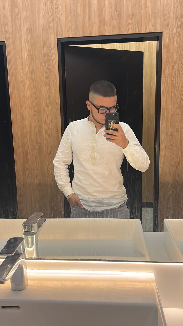  53480436  Laurentiu, 21 ,    