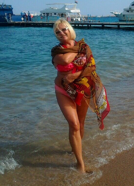 Зрелые женщины на пляже: День на пляже с голыми женщинами.