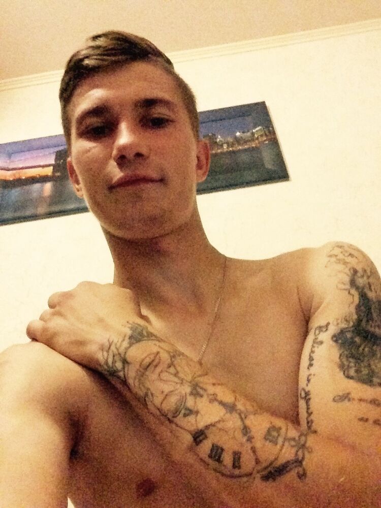  8255026  Anton, 32 ,    