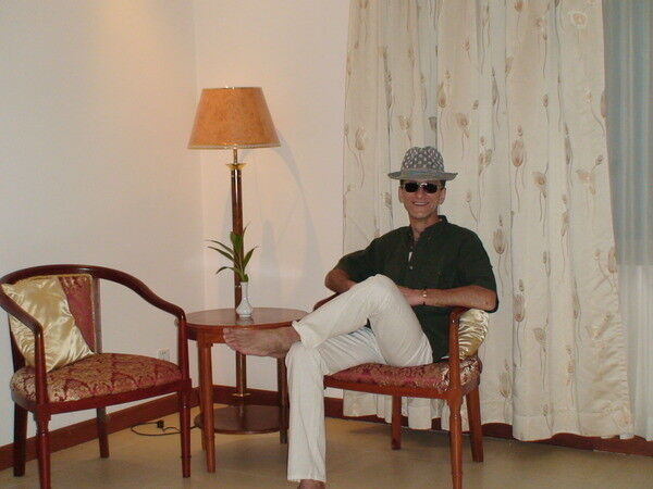  19808836  Vlad, 45 ,    