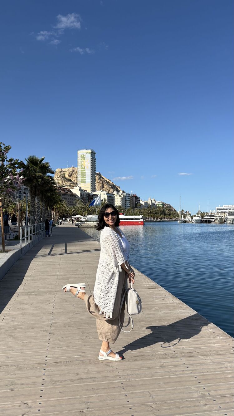  Altea,   Nadya, 51 ,     , c 