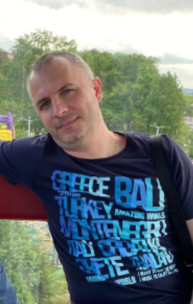  52551156  Roman, 45 ,    