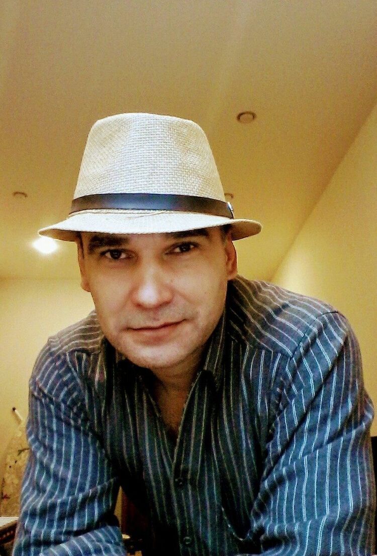  54773126  Roman, 49 ,    