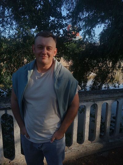  ,   Anton, 32 ,   