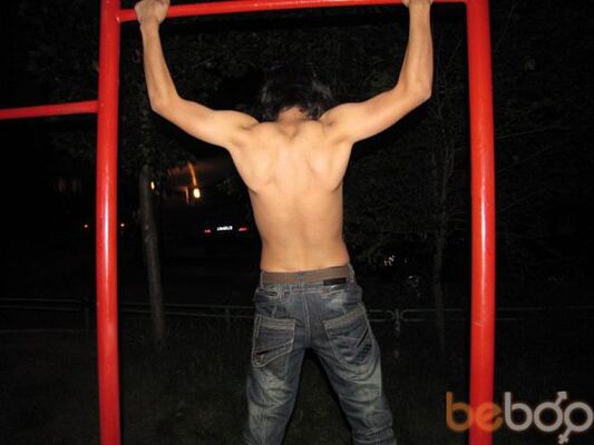  ,   Viktor, 32 ,   