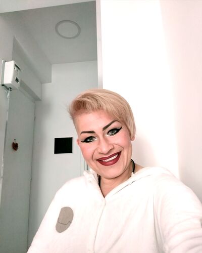  ,   Elena, 47 ,   c 