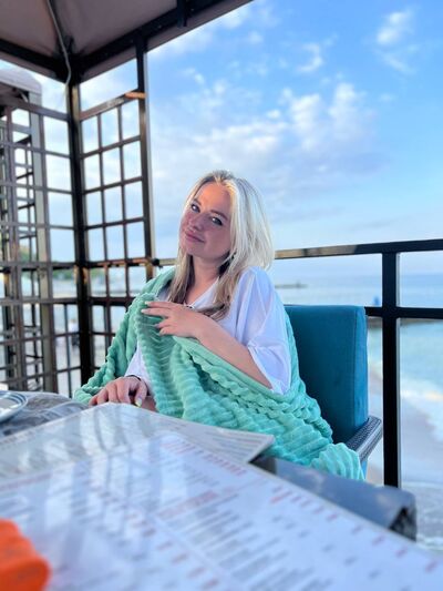  ,   Violetta, 33 ,   ,   