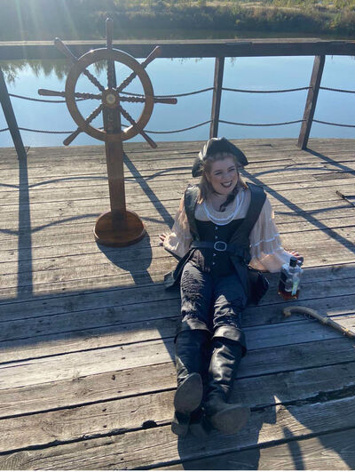  ,   Elena, 42 ,   c , 