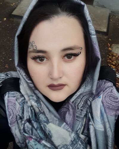  ,   Lilia, 40 ,   ,   