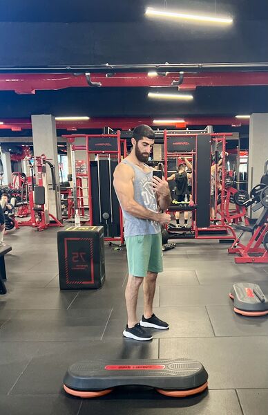  ,   Vahram, 25 ,  