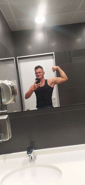  ,   Artur, 28 ,     , c 