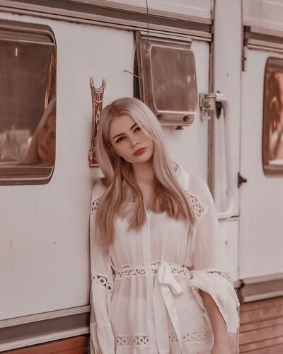  ,   Annie Bot, 25 ,   ,   , c 