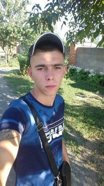  10722346  Artur, 27 ,    
