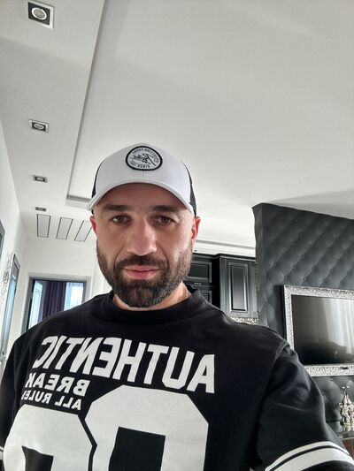  ,   Ash, 37 ,   ,   