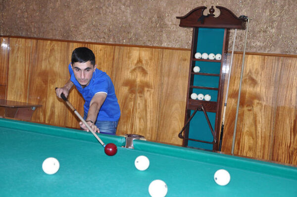  ,   ARMEN, 36 ,  