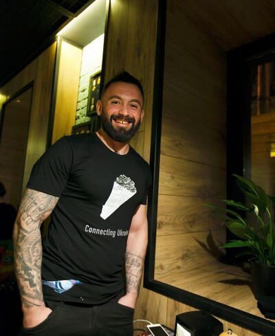  Abbots Langley,   Aleksandr, 43 ,   ,   , c 