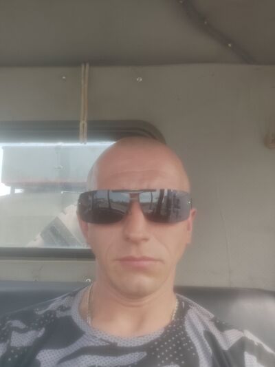  ,   Viktor, 39 ,   