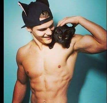  Algiers,   Younes, 21 ,   ,   