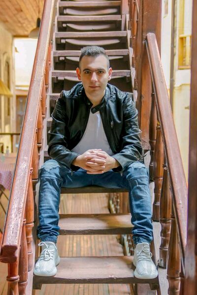  -,   Artur, 25 ,   ,   , c 