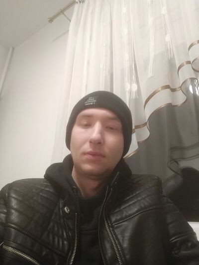  ,   Artur, 32 ,     , c , 