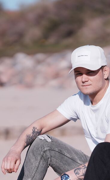  ,   Alex, 25 ,   ,   , c , 