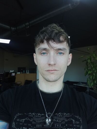  ,   Viktor, 31 ,  