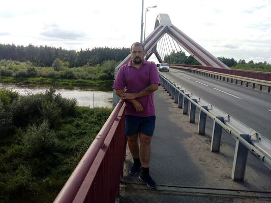  ,   Viktor, 46 ,   