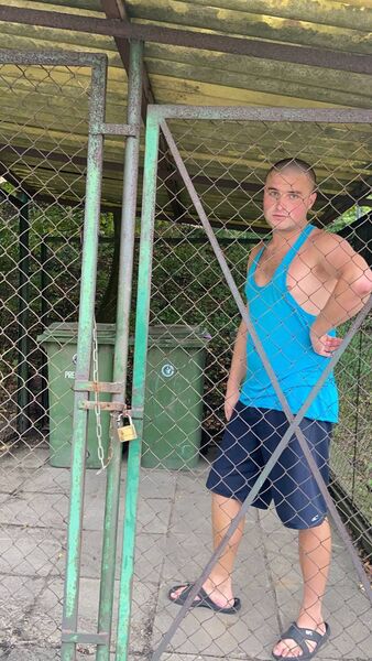 ,   Tadlos, 32 ,   ,   