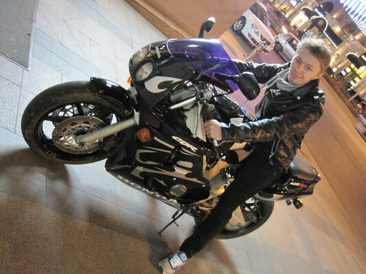  ,   Viktor, 37 ,   , 